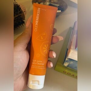 OLEHENRIKSEN
Mini Truth Juice™ Daily Cleanser 2oz - never used